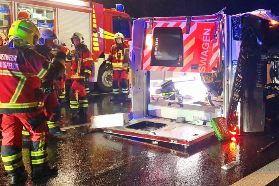 Unfall A: Rettungswagen im Einsatz kracht auf A10 in Lkw und kippt um: Drei Verletzte