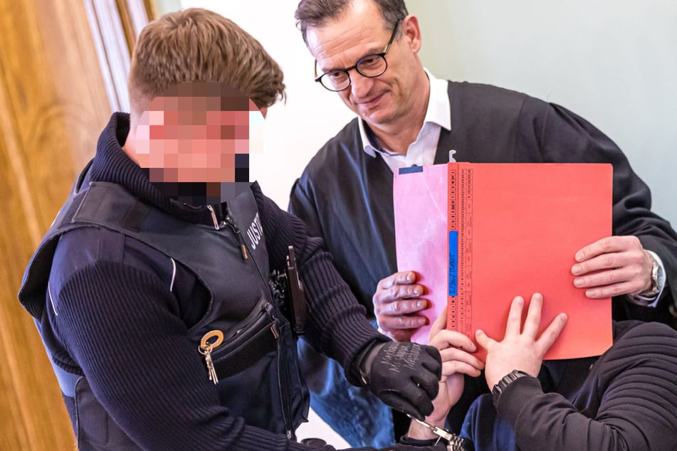 Verbirgt vor Gericht sein Gesicht: Dem Polen Dawid K. (27) wird aktuell wegen Mordes der Prozess gemacht.