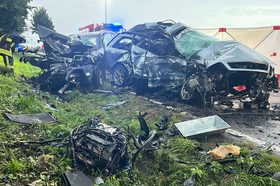Der 20-jährige Fahrer verstarb trotz sofort eingeleiteter Maßnahmen durch Ersthelfer noch an der Unfallstelle.