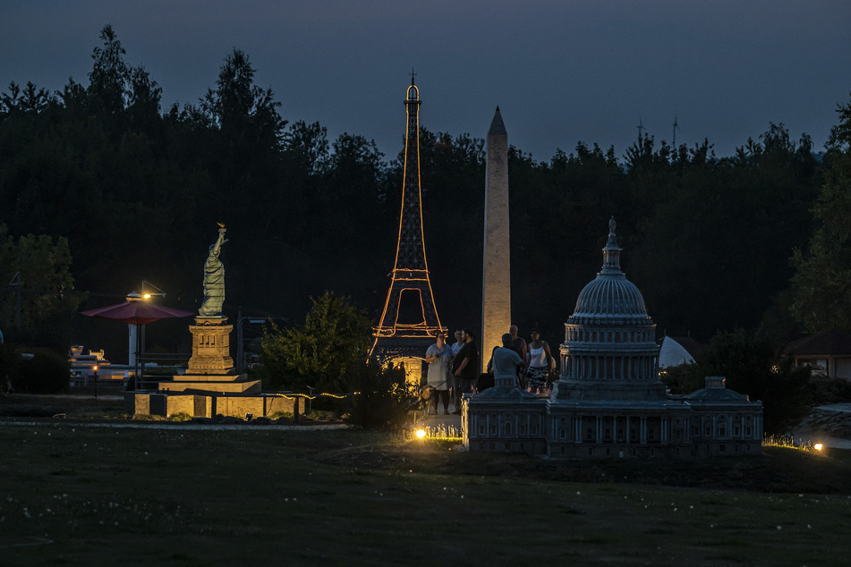 Romantische Fotos unter dem leuchtenden Eiffelturm: Nachtschwärmer kamen in der Lichtensteiner Miniwelt auf ihre Kosten.
