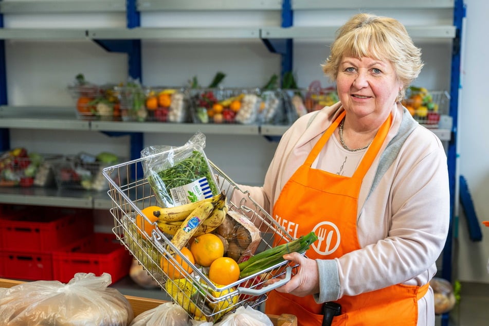 Ex-Tafel-Geschäftsführerin Christiane Fiedler (65) hilft auch heute noch in der Ausgabe aus.