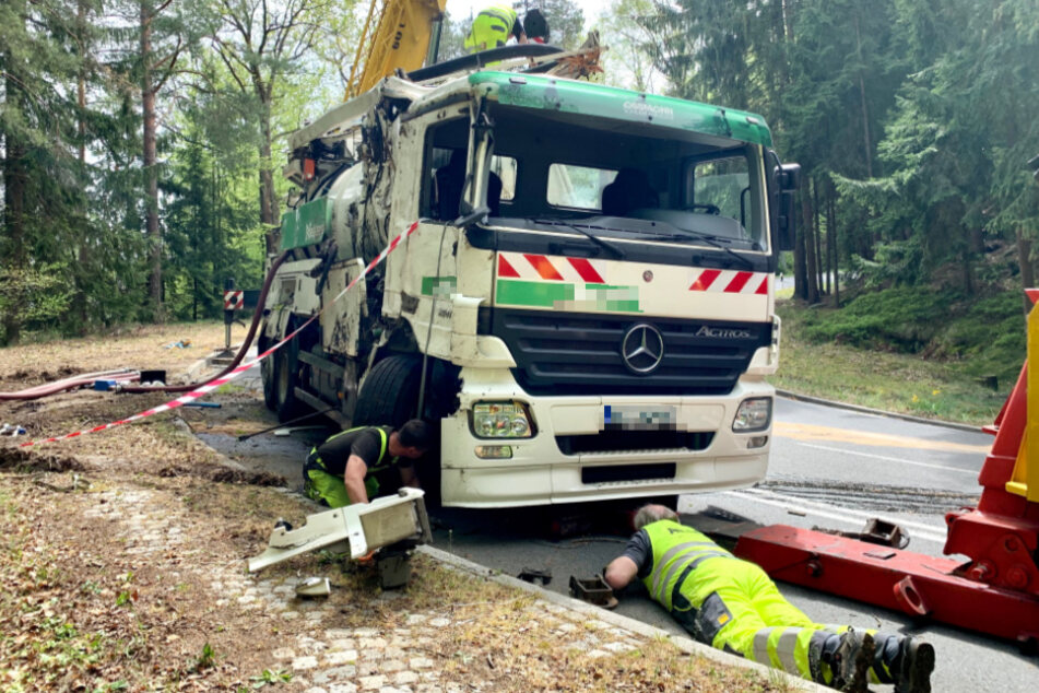 ADAC-Mitarbeiter und Kameraden der Feuerwehr räumten den Unfallort.