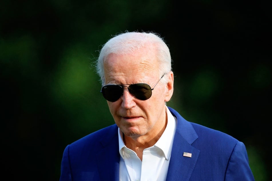 A recent report revealed how staff for President Joe Biden regularly send him detailed instructions on what to do prior to large campaign events.