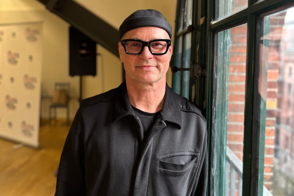 Casting Director Ralf Schaedler muss sich aus über 1000 Bewerbern entscheiden, wen er für das Ensemble besetzt.