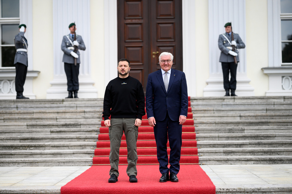 Wolodymyr Selenskyj (45), Präsident der Ukraine, wird von Bundespräsident Frank-Walter Steinmeier (67, SPD, r) vor dem Schloss Bellevue begrüßt.