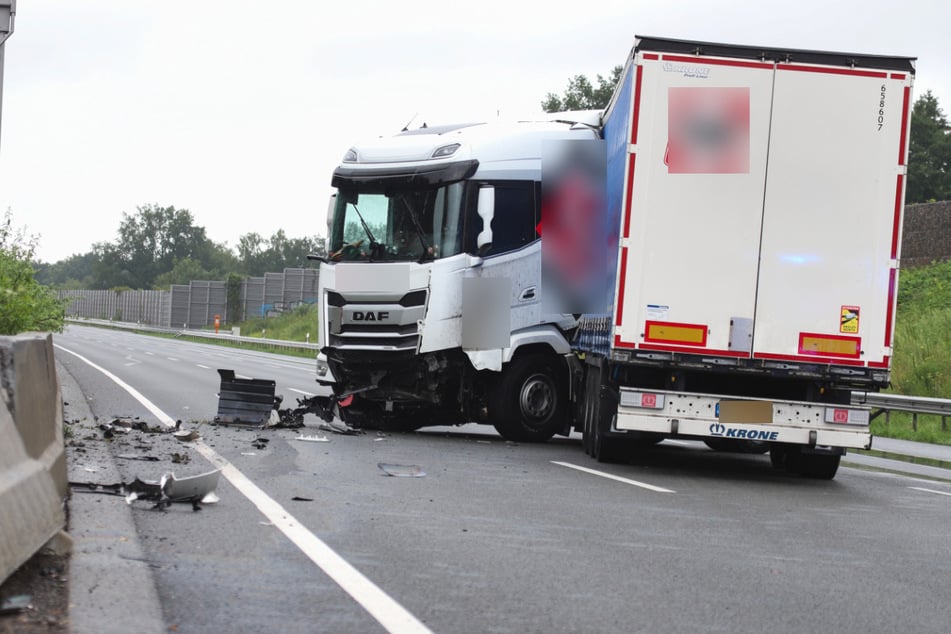 Ein Lastwagen hat auf der A7 nach einem Unfall alle Fahrstreifen blockiert.