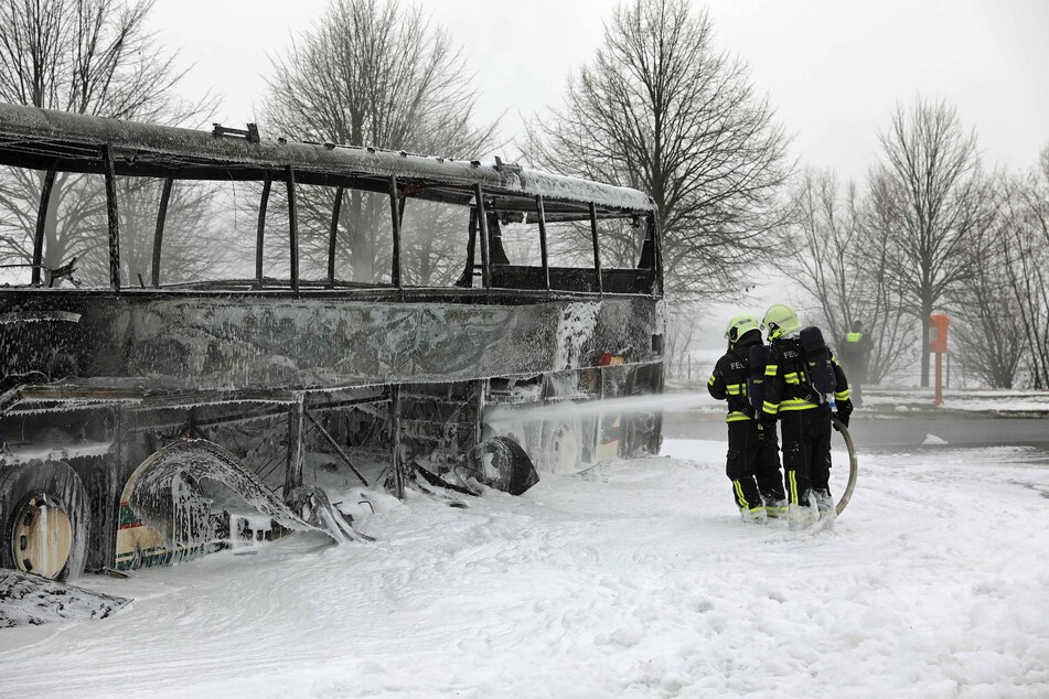 Der Reisebus brannte komplett aus. Die Schadensumme wird von der Polizei auf 200.000 Euro geschätzt.