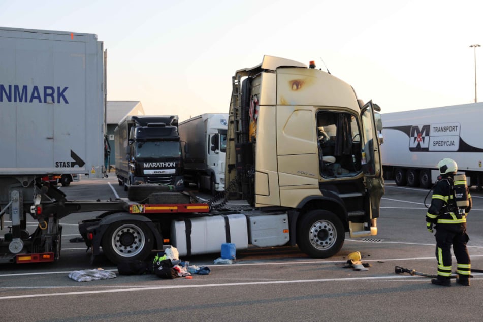 Am Mittwochabend wollte sich ein Lkw-Fahrer in Rostock mit einem Gaskocher etwas zu essen machen, als im Führerhaus plötzlich ein Feuer ausbrach.