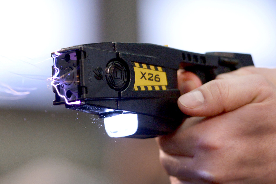 In Rheinland-Pfalz werden Taser bereits im Streifendienst eingesetzt (Archivbild).