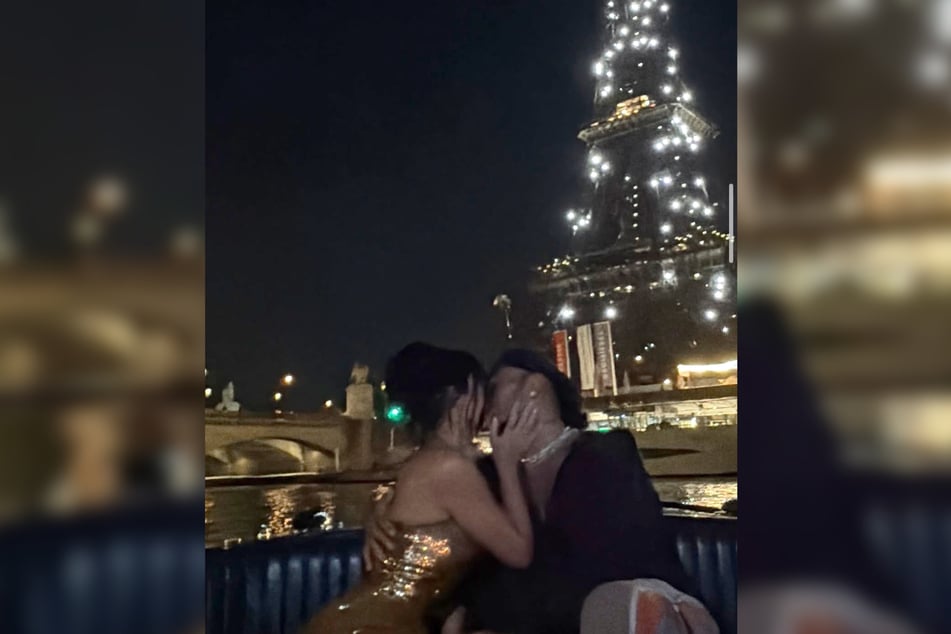 Knutschend posieren Kim Kardashian (45) und Lewis Hamilton (41) vor dem Eiffelturm.