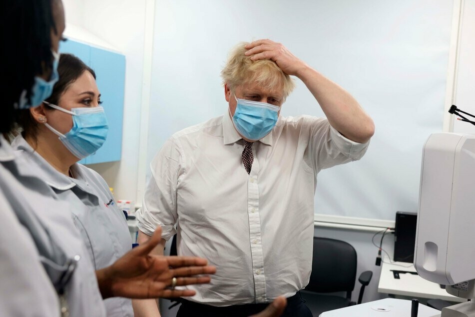 Boris Johnson (57), Premierminister von Großbritannien, möchte gesetzliche Verpflichtungen zu Isolierungen abschaffen. Die Maskenpflicht wird ab Donnerstag aufgelöst.