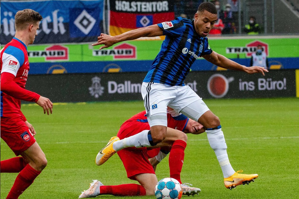 Heidenheims Jan Schöppner (hinten am Boden) und Hamburgs Jan Gyamerah kämpfen um den Ball.