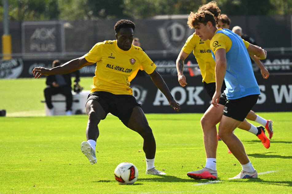 Keine Eingewöhnungszeit nötig: Kennedy Okpala (22, l.) im Training gegen Friedrich Müller (20, r.).