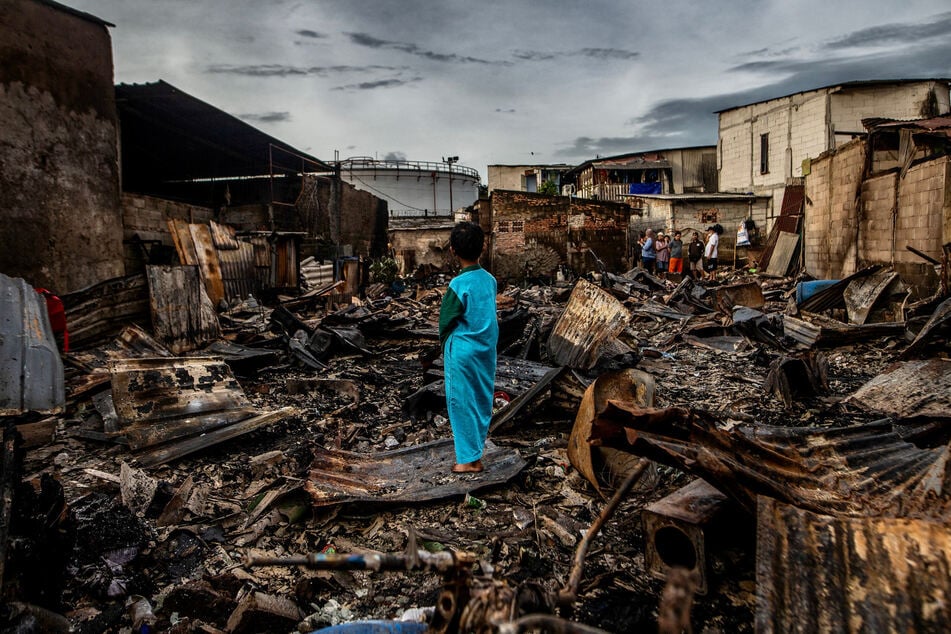 Ein Junge steht inmitten der zerstörten Häuser. Die Zahl der Toten steigt.