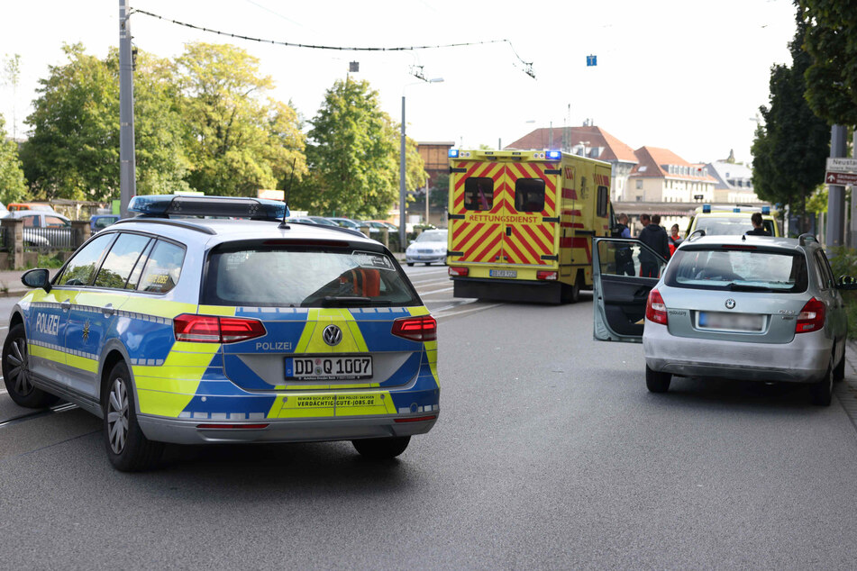 Polizei und Rettungsdienst vor Ort auf der Leipziger Straße.