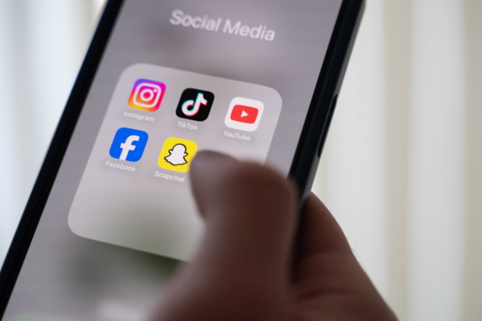 Für ihre Arbeit sind die Fahnder einen Großteil der Zeit auf Social Media aktiv.
