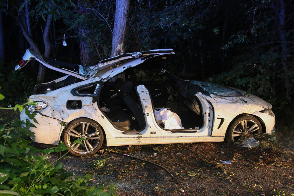 Das Auto hat sich offenbar mehrfach überschlagen und ist gegen einen Baum geprallt. Die vier Insassen wurden verletzt.
