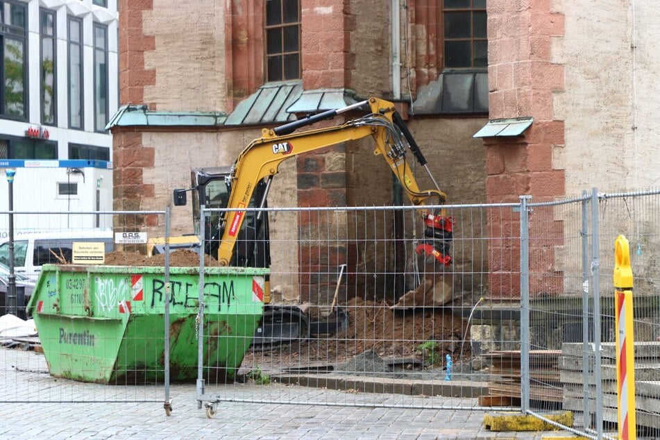 Bauarbeiter hatten eine Brandbombe bei Grabungsarbeiten entdeckt. Nach Informationen von TAG24 hatte dieser Bagger den Sprengsatz direkt an der Nikolaikirche ausgegraben.