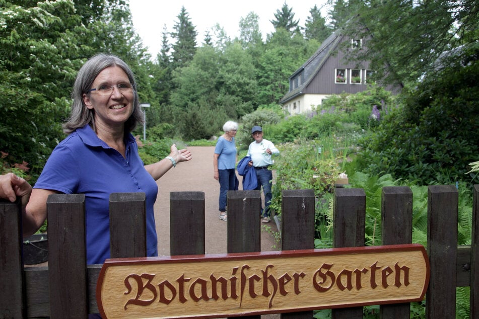 Gartenleiterin Annette Zimmermann lädt in ihren Botanischen Garten ein.
