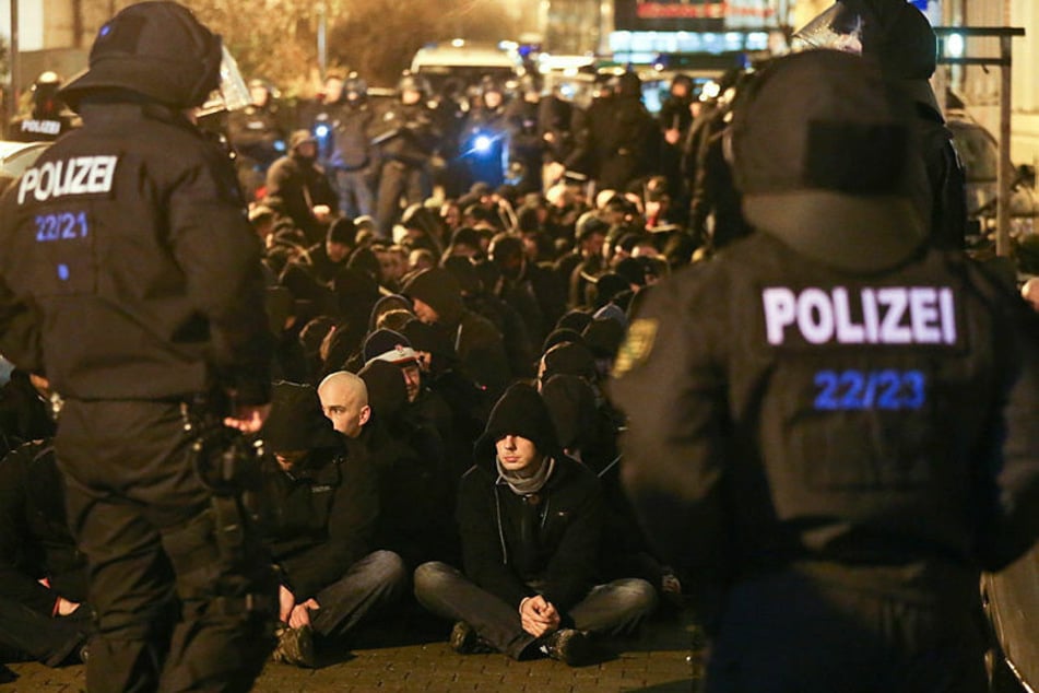 214 Neonazis und Hooligans kesselte die Polizei 2016 in Connewitz ein.