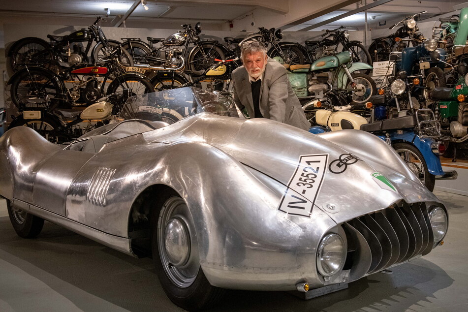 Oldtimer-Experte Frieder Bach (77) steht im Fahrzeugmuseum an dem DKW-F9-Sportwagen, den er selbst auf Grundlage einer Skizze von 1940 baute.
