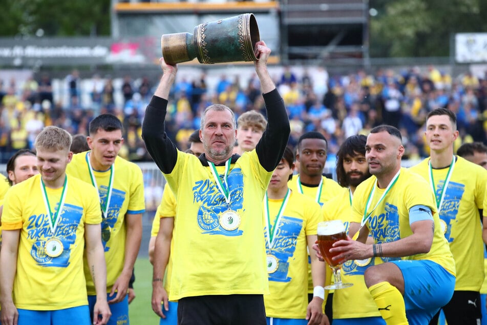 Lok-Trainer Jochen Seitz (48, M.) stemmt den Sachsenpokal in die Höhe. Vier Tage nach dem Gewinn geht es in der Relegation gegen Havelse weiter.