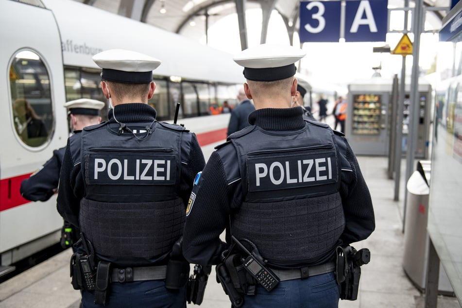 Der Masken-Verweigerer (39) wurde am Bahnhof Bochum von der Polizei festgenommen. (Symbolbild)