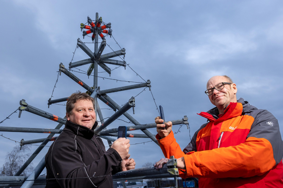 Die Gemeinhardt-Chefs Dirk Eckart (54, l.) und Walter Stuber (60) haben einen Weihnachtsbaum aus Gerüstbau-Teilen gebastelt.