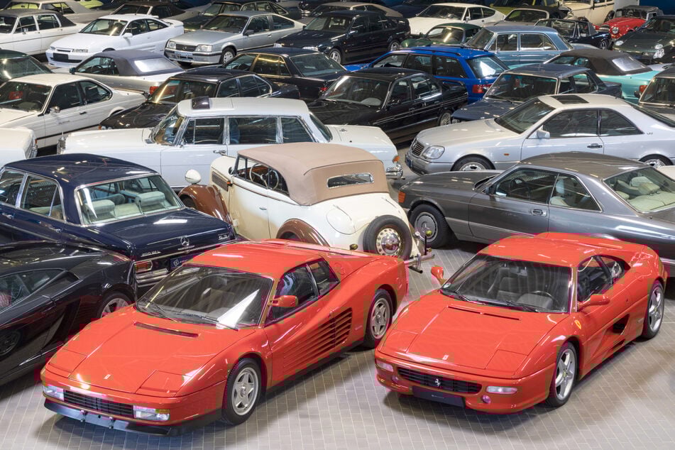 Ein Blick von der Event-Galerie: Dicht gedrängt parken die extrabesonderen Autos in der großen Halle.