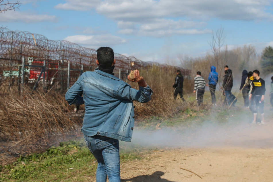 Ein Migrant wirft auf der türkischen Seite an der türkisch-griechischen Grenze einen Stein. Tausende von Flüchtlingen und anderen Migranten haben in der vergangenen Woche versucht, in das EU-Mitglied Griechenland zu gelangen, nachdem die Türkei erklärt ha