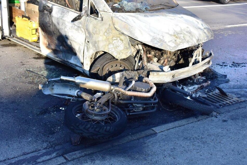 Tödlicher Unfall: Motorrad und Auto krachen zusammen und fangen Feuer!