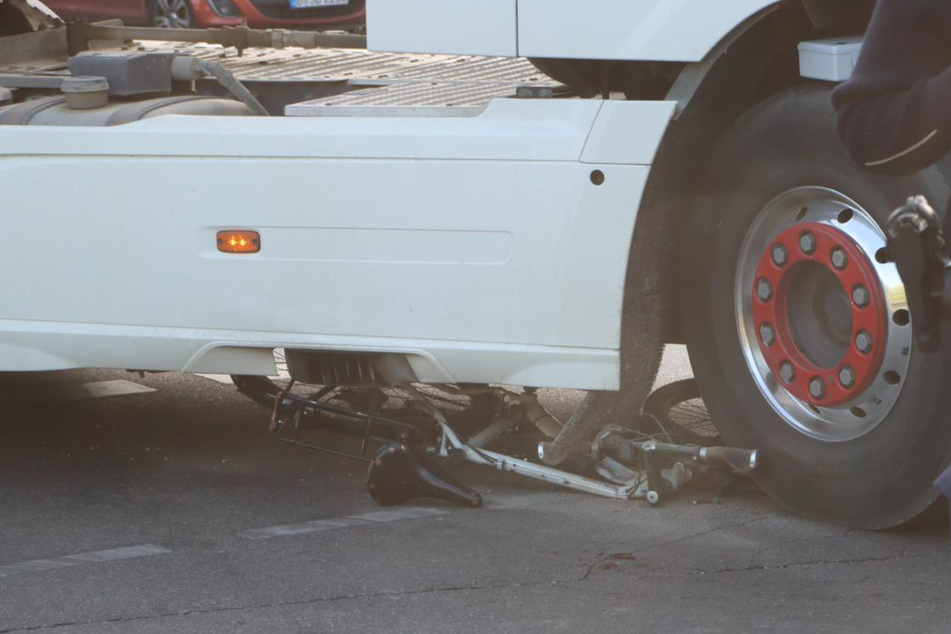 Schwerer Verkehrsunfall in Tempelhof: Laster überrollt Radfahrer