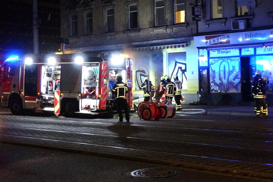 Rauch zieht aus dem Erdgeschoss - Einsatzkräfte löschten unter Atemschutz.