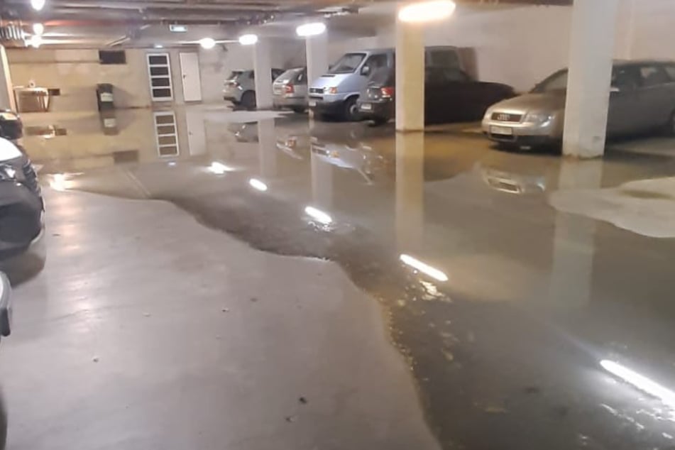 In der Tiefgarage an der Königsbrücker Straße ist offenbar stinkendes Kanalwasser ausgetreten.