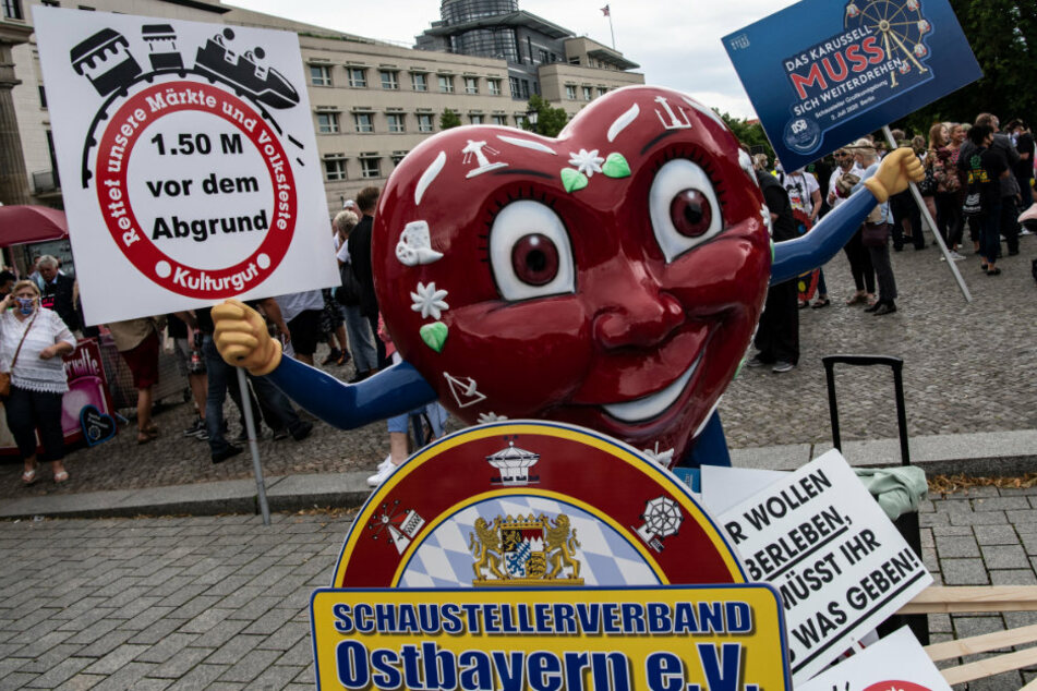 Vertreter des Schaustellerverbandes Ostbayern e.V. nehmen mit ihrem Maskottchen an der Kundgebung des deutschen Schaustellerbundes am Brandenburger Tor teil.