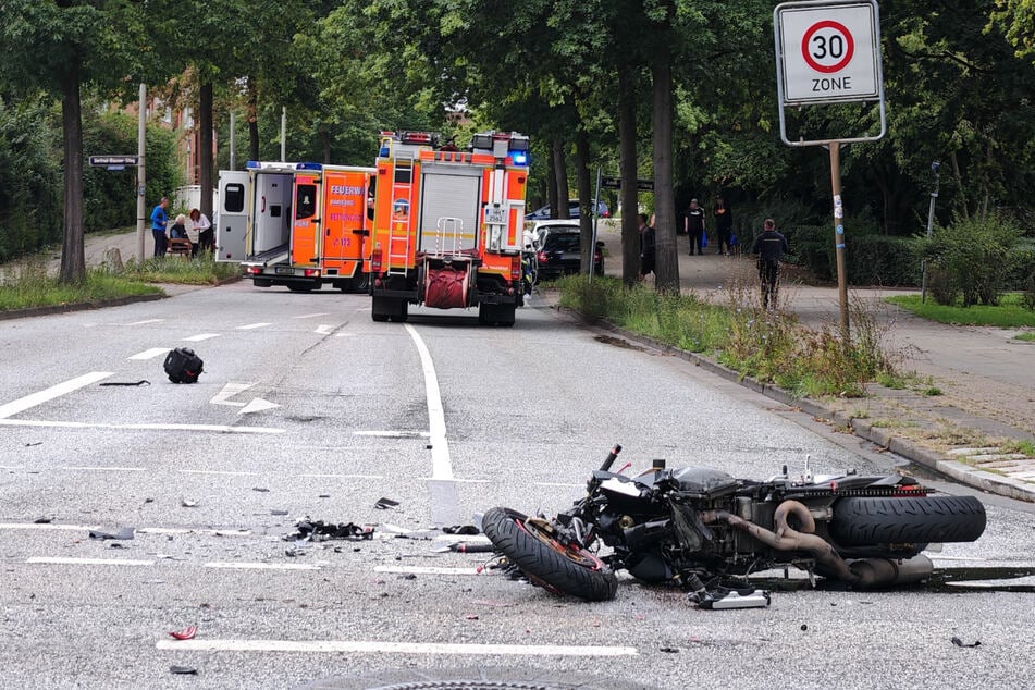 Tödlicher Unfall zwischen Auto und Motorrad: Biker stirbt noch an der Unfallstelle