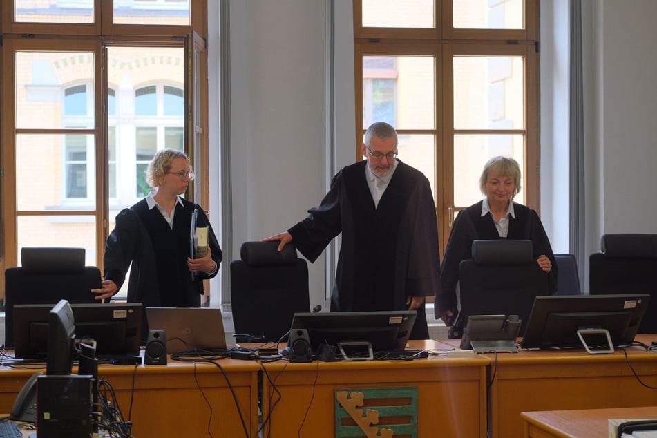 Der Vorsitzende Richter Gicklhorn, Richterin Bittner und Richterin Zimmermann beim Prozessauftakt im Juni.