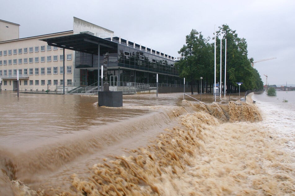 Bei der Flut 2002 strömte die Weißeritz am Sächsischen Landtag vorbei in die Elbe.