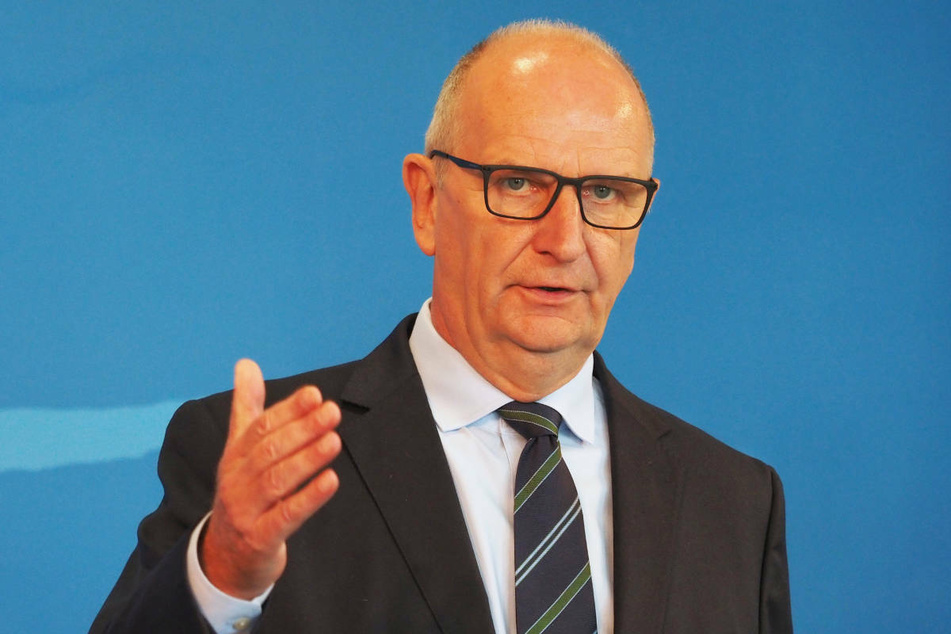 Ministerpräsident Dietmar Woidke (59, SPD) hat am Donnerstag angekündigt, dass Brandenburg wegen des Rückstands gegenüber anderen Bundesländern zusätzlichen Corona-Impfstoff erhält.