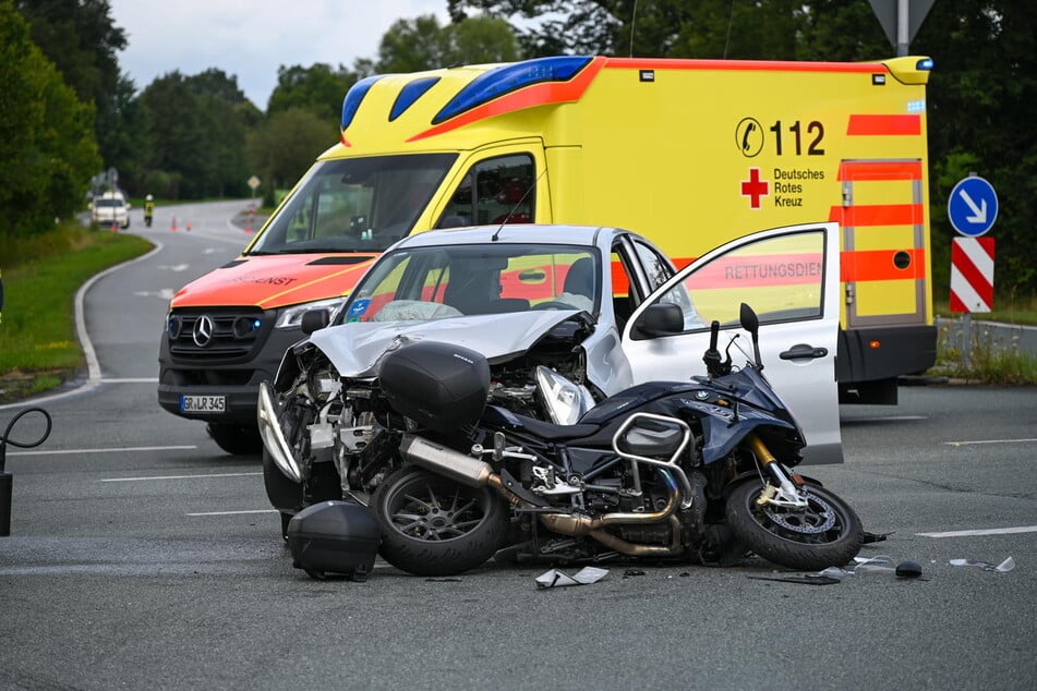 Auf der S148 bei Neugersdorf ist am Sonntagvormittag ein Nissan in ein BMW-Motorrad gekracht.