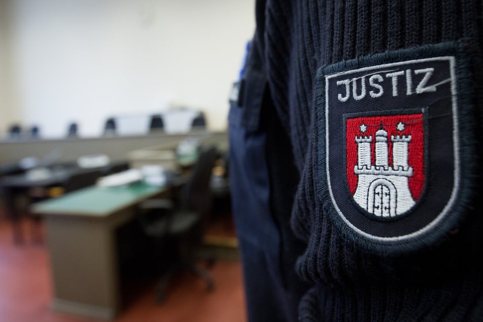 Ein Justizbeamter steht in einem Gerichtssaal im Hamburger Landgericht.