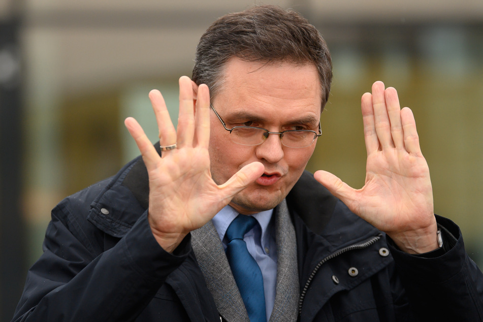 Jürgen Schmidt, Oberstaatsanwalt und Sprecher der Staatsanwaltschaft Dresden spricht zu den Festnahmen im Fall um den Kunstdiebstahl im Grünen Gewölbe vor dem Oberlandesgericht zu Journalisten.