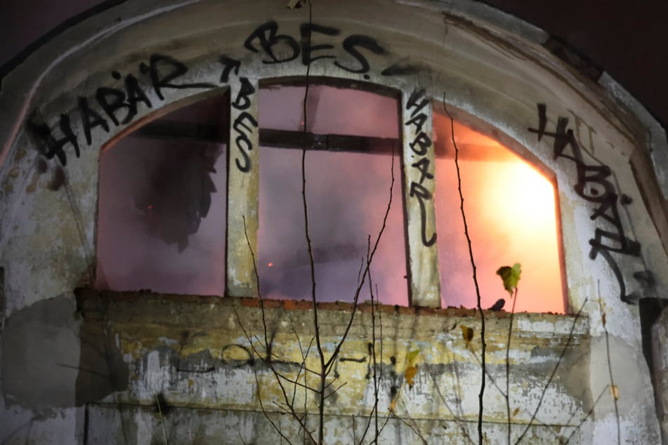 Chemnitz: Brand in Chemnitzer Ruine: Feuerwehr mit Großaufgebot im Einsatz