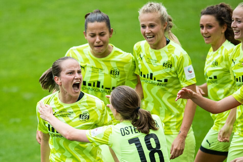 Im DFB-Pokalfinale 2020 zwischen Essen und Wolfsburg traf Irini Ioannidou (33, l.) kurz vor Schluss zum 3:3-Ausgleich. Die SGD unterlag aber schließlich im Elfmeterschießen. (Archivfoto)