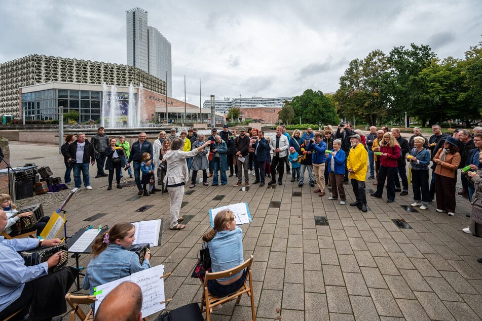 Viele Besucher waren am Sonntag bei der Zeremonie dabei.