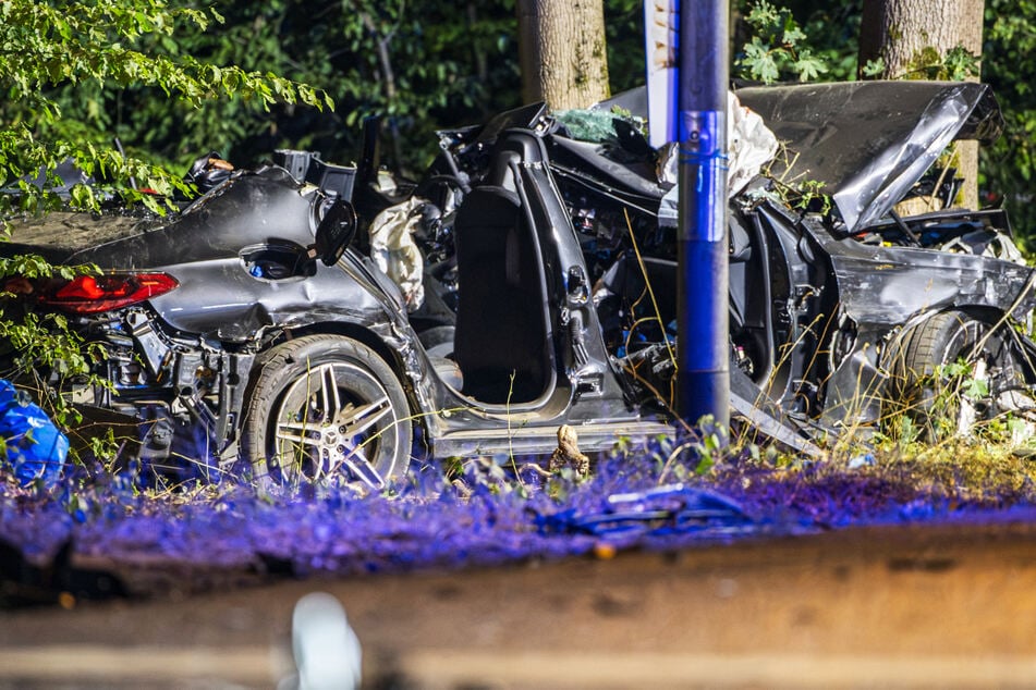 Radfahrer als Auslöser? Mercedes kracht gegen Baum, Honda demoliert: Mann stirbt bei Crash