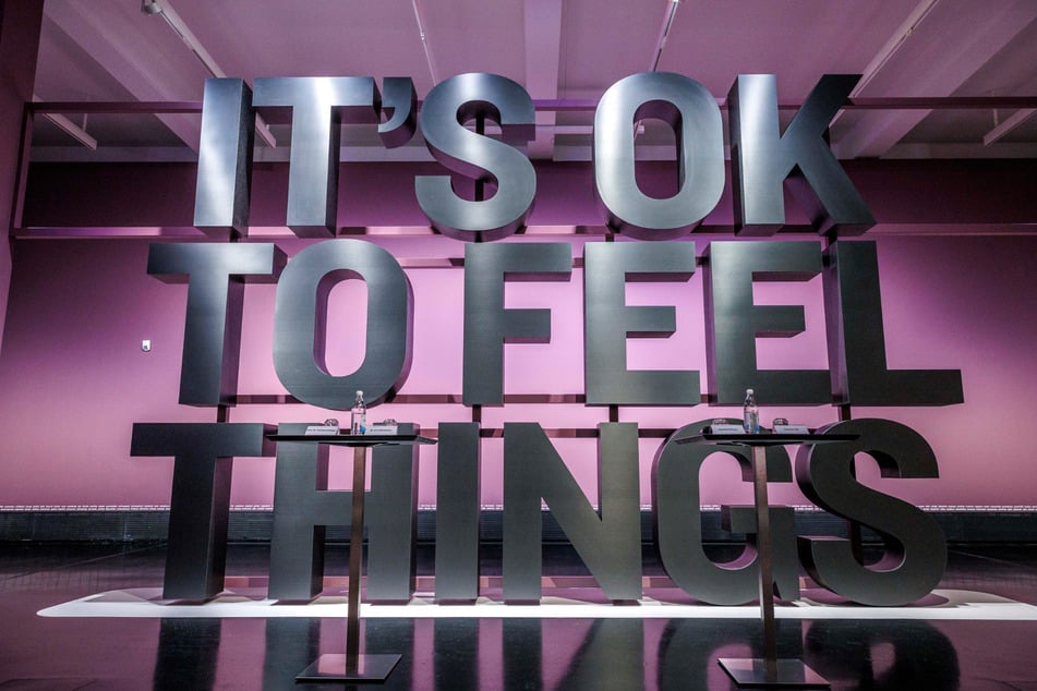 Diese typografische Buchstaben-Installation der Künstlerin Leigh de Vries soll von den Besuchern mit Botschaften auf Post-Its beklebt werden.