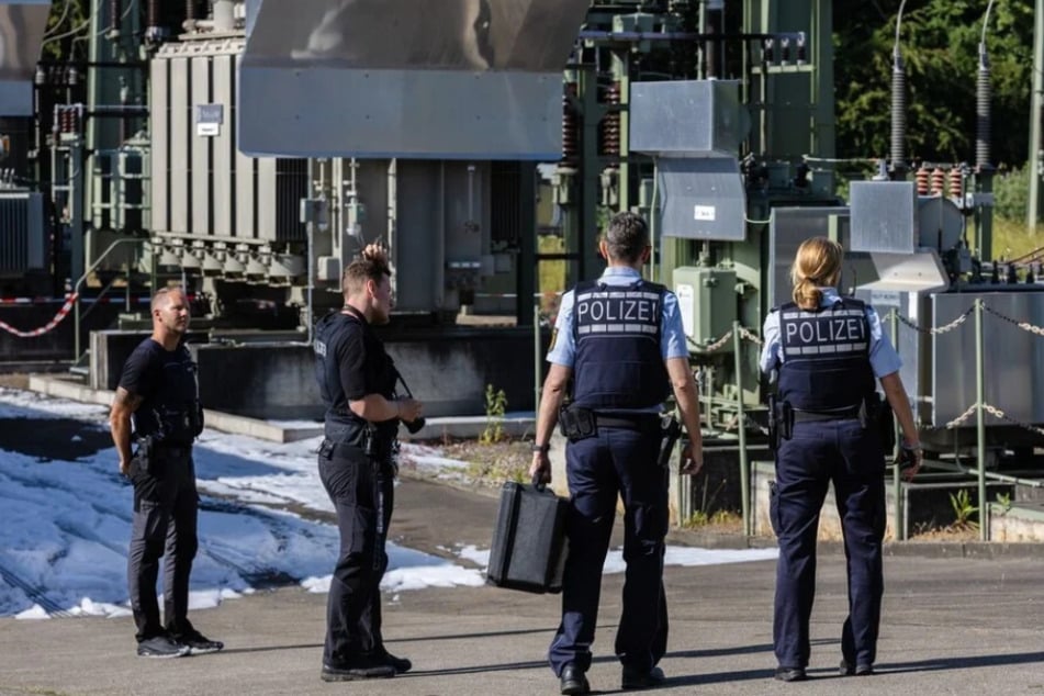 Die Polizei untersuchte am Montagmorgen das Umspannwerk auf Spuren.