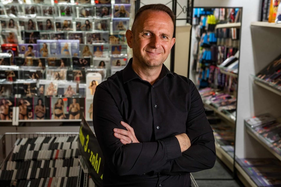 Sorgt für knisternde Momente in der Neustadt: Ronny Frenzel (47) in seinem Sex-Shop samt Porno-Kino an der Louisenstraße.