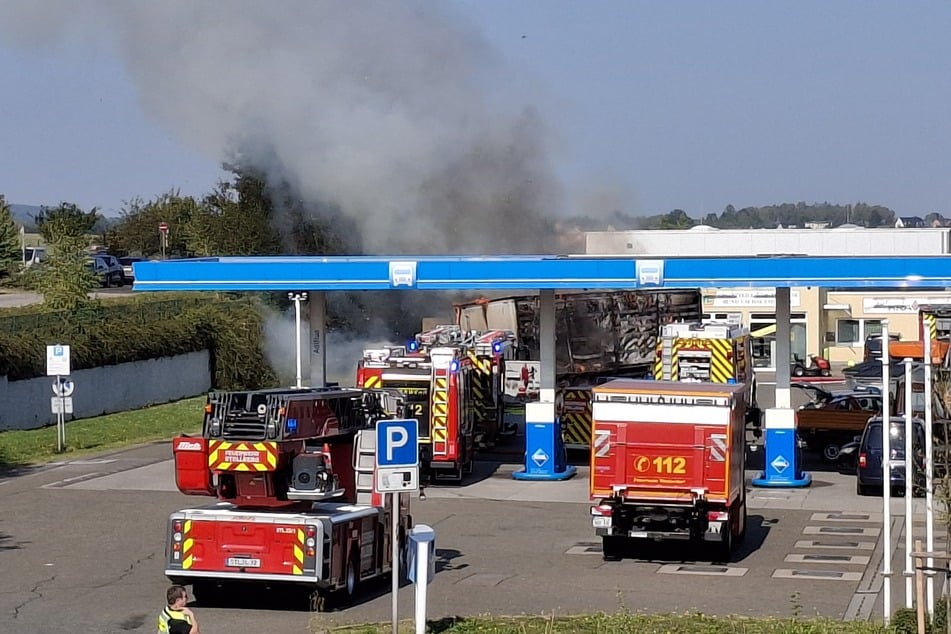 Erzgebirge: Lkw gerät an Tankstelle in Vollbrand